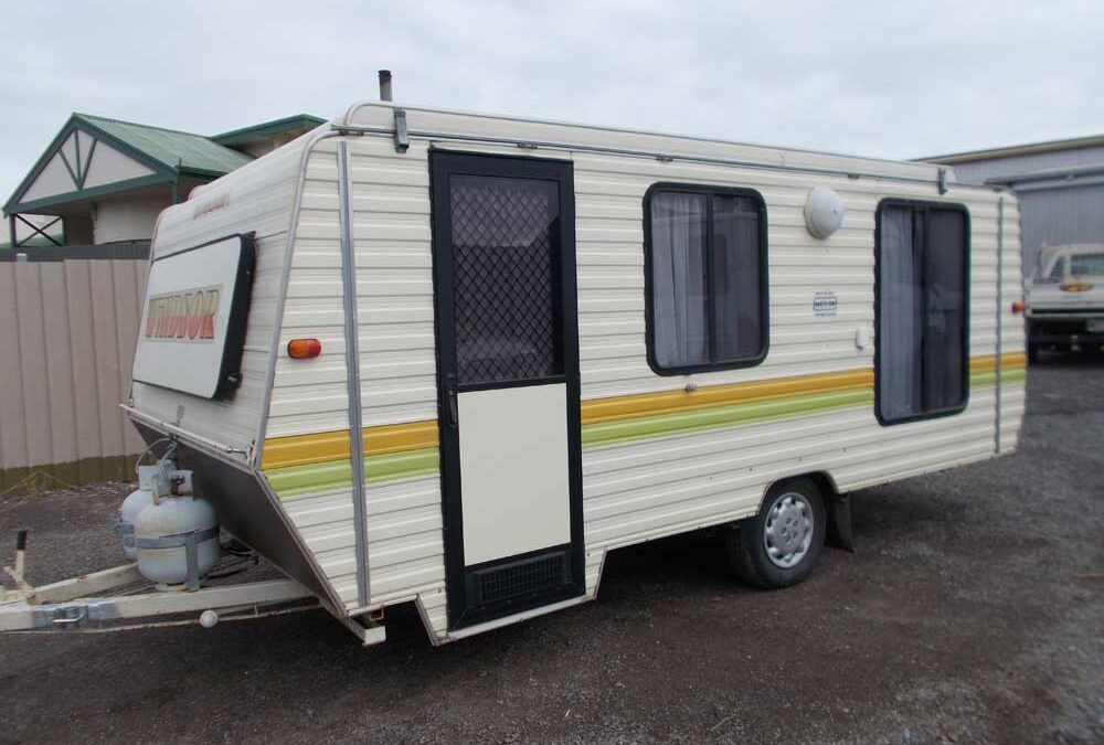 WINDSOR 3 BERTH POPTOP TKZ449